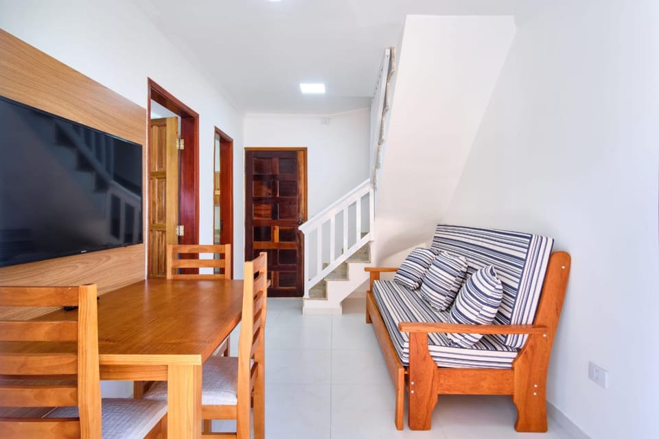 Apartamento bem equipado com ar condicionado e churrasqueira a 100 metros da praia - 02 dormitórios - Edifício Água Viva Apartment in Ubatuba