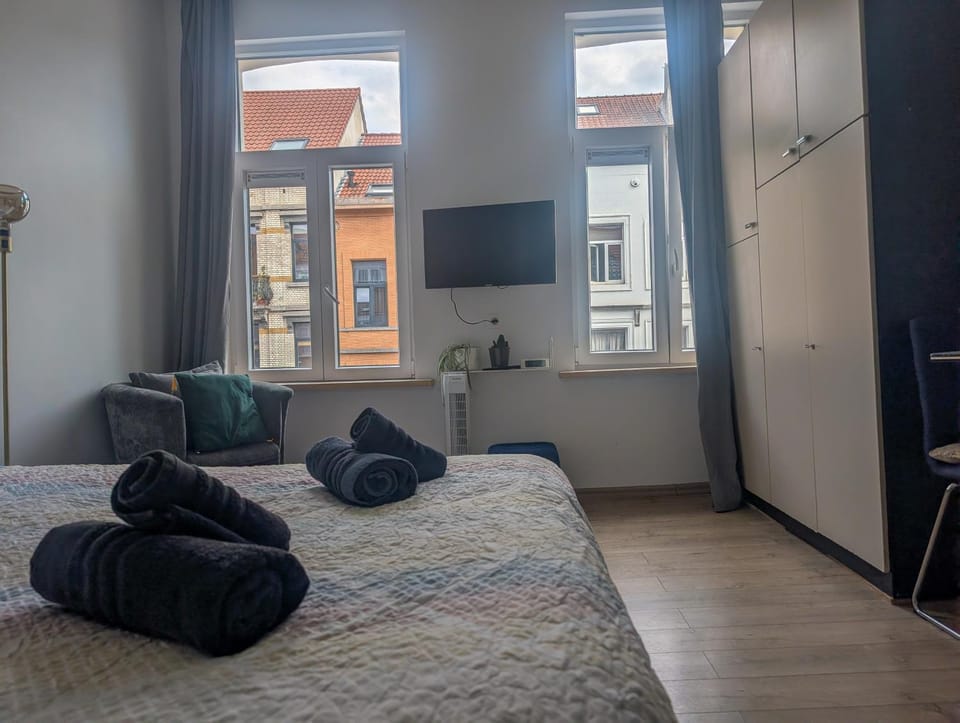 Magnifique Studio au 2ème étage, à proximité de la gare du midi! Apartment in Saint-Gilles