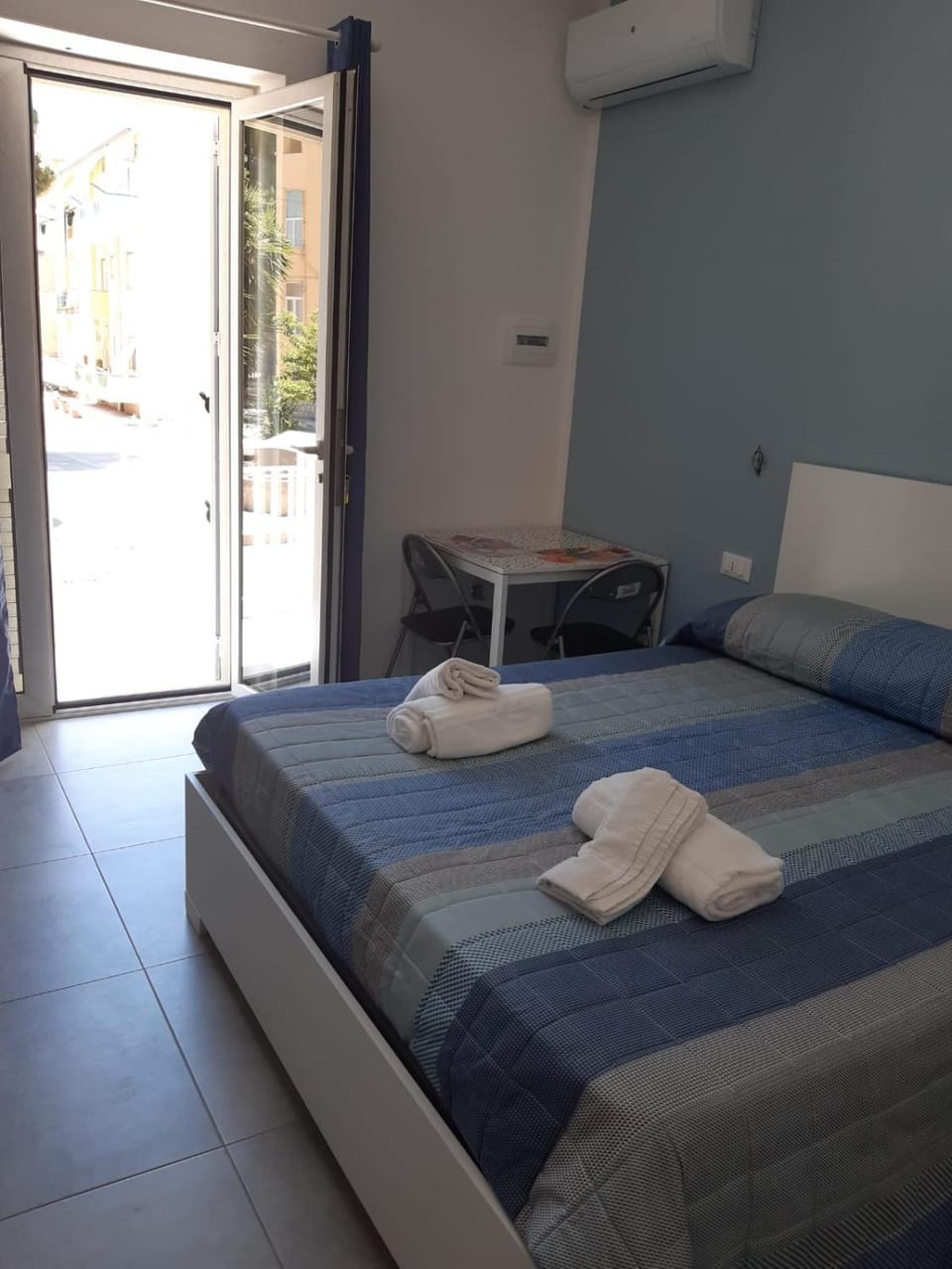 Bed, Photo of the whole room, Bedroom, air conditioner