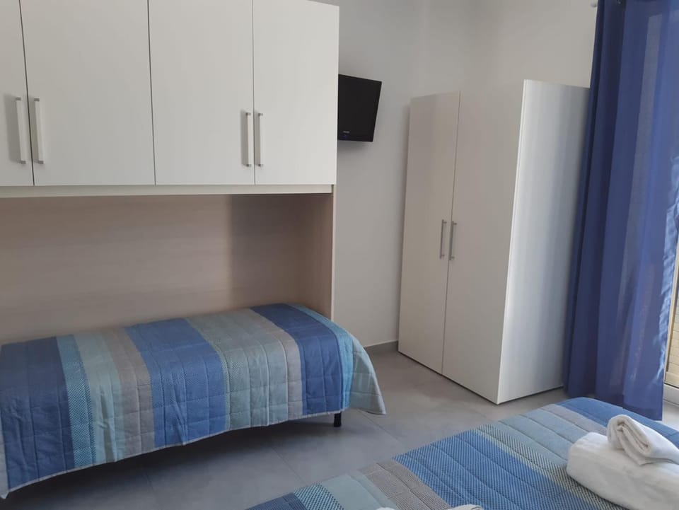 Bed, TV and multimedia, Photo of the whole room, Bedroom, wardrobe