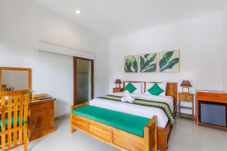 Bed, Bedroom, minibar, towels