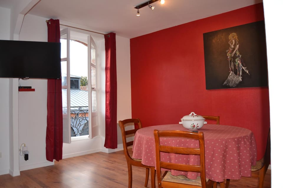 TV and multimedia, Dining area, City view, Landmark view