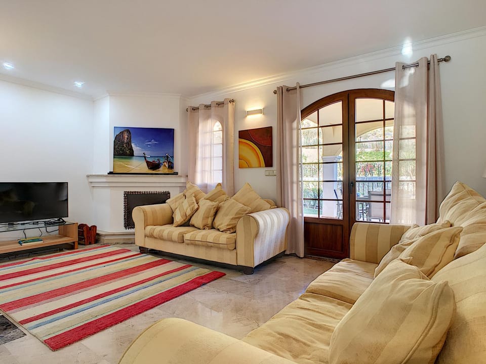 Communal lounge/ TV room, Living room