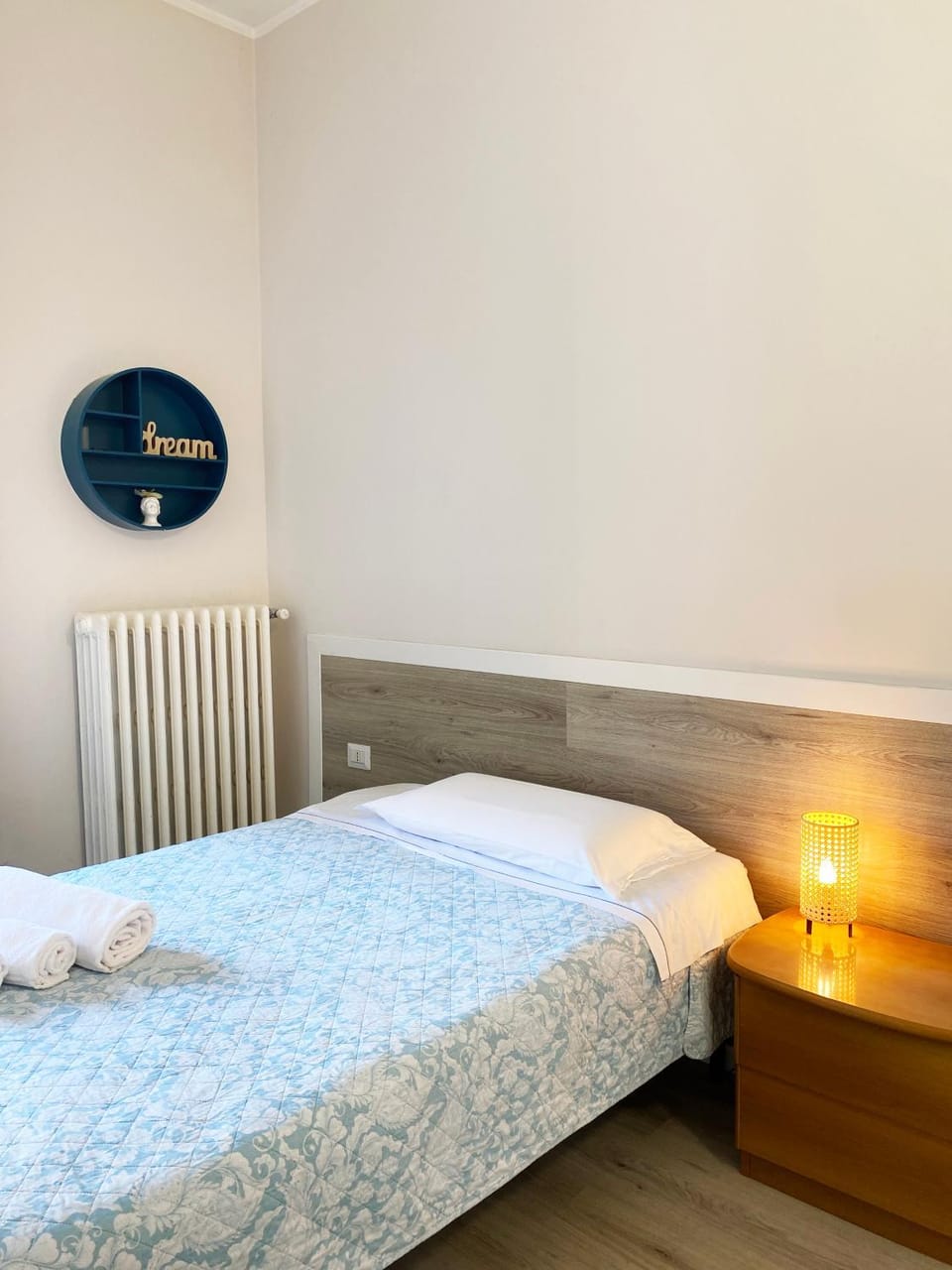 Bed, Photo of the whole room, Bedroom, internet
