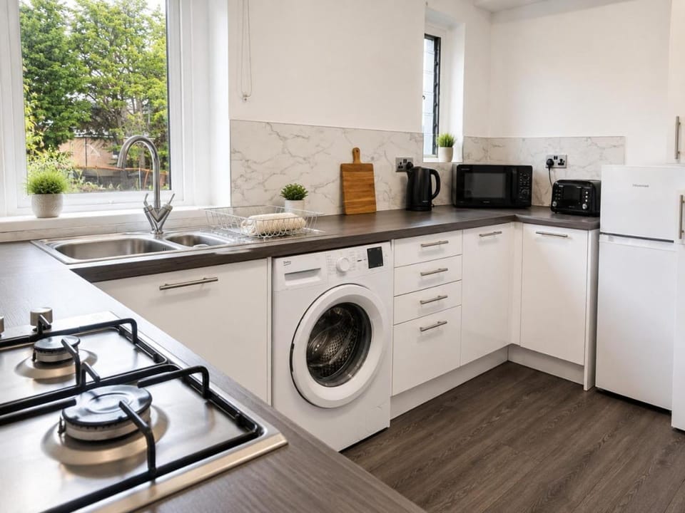 Coffee/tea facilities, Kitchen or kitchenette, stove, toaster, washing machine