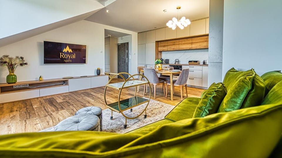 TV and multimedia, Kitchen or kitchenette, Living room, Seating area, Dining area