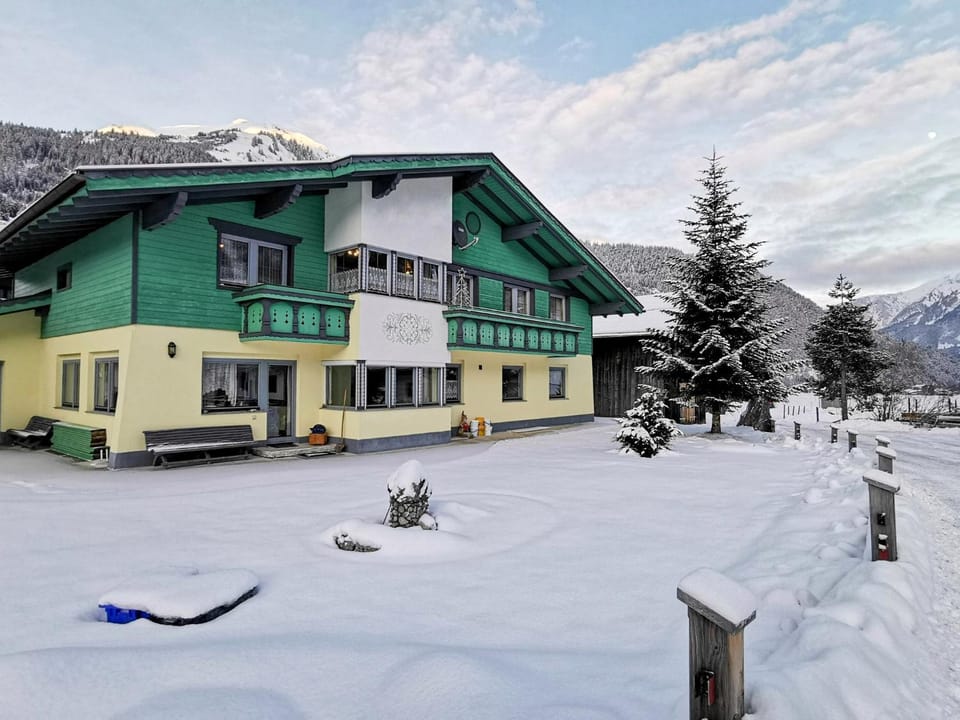 Property building, Day, Natural landscape, Winter, Mountain view