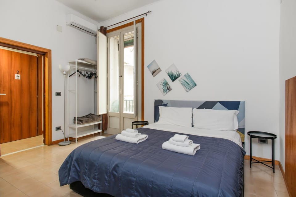 Bed, Bedroom, towels