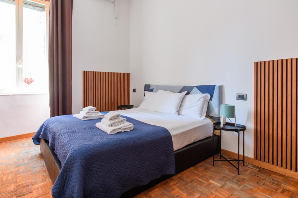 Bed, Bedroom, towels
