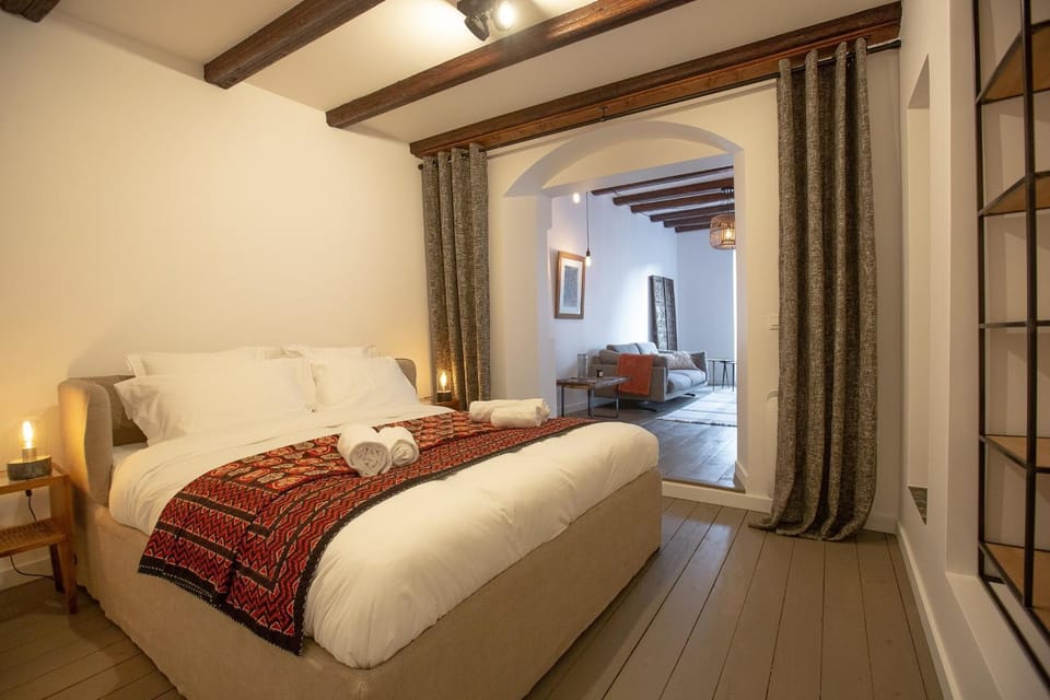 Photo of the whole room, Bedroom