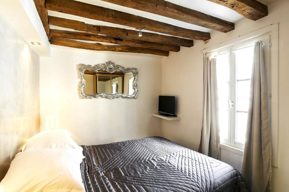 Habitat Parisien - 1BR-1BA - Duplex Louvre Museum Apartment in Paris