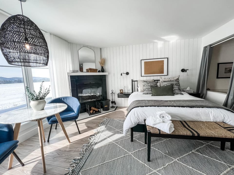 Bed, Seating area, flat iron