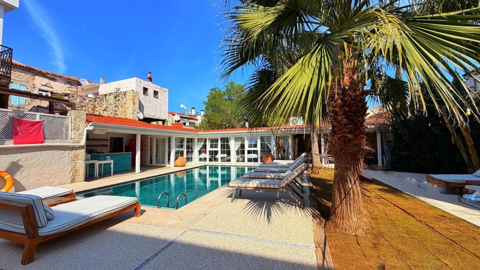 Property building, Restaurant/places to eat, Spring, Garden, Garden view, Swimming pool