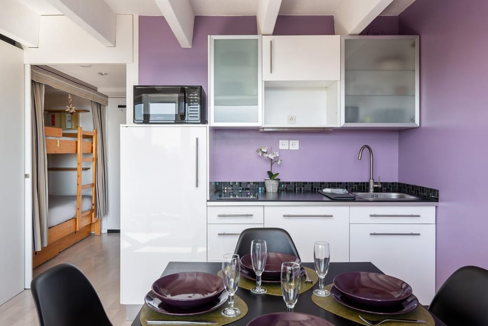 Kitchen or kitchenette, Dining area, dishwasher, minibar, stove, toaster
