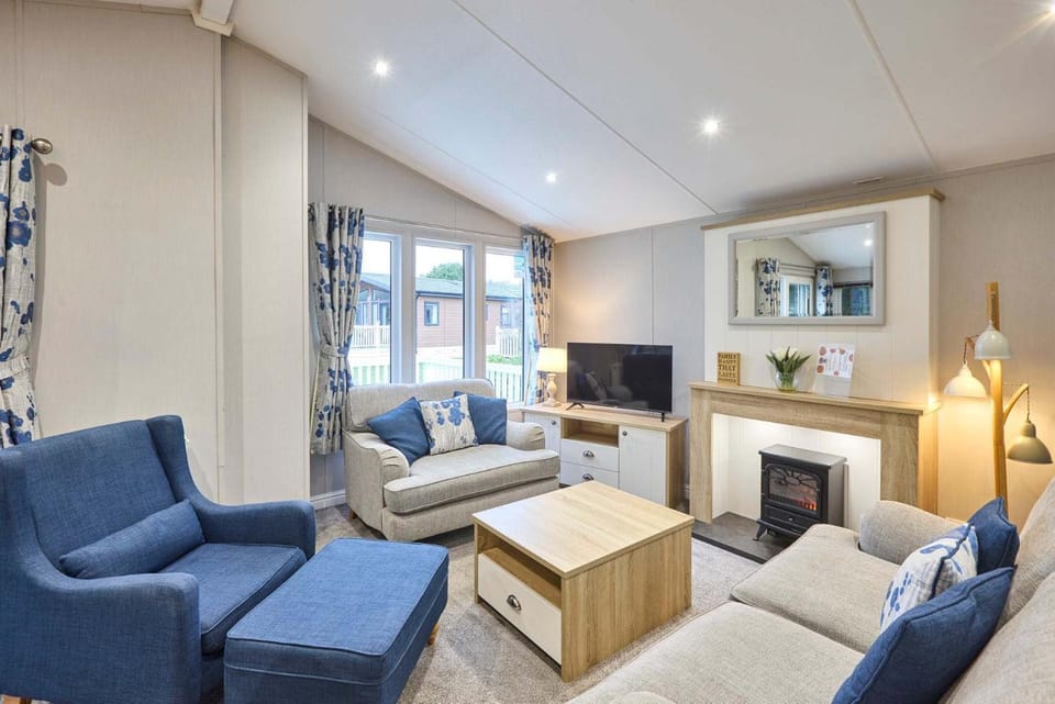 The Haven Lodge with Hot Tub Chalet in England