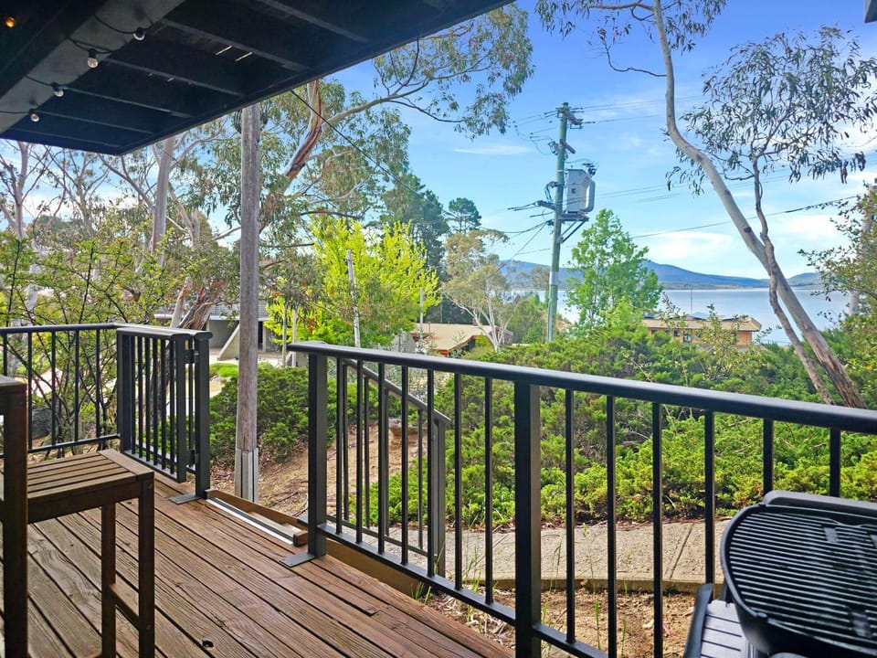 The Hideaway - Lake Views I Ski & Bike Storage I Central Jindabyne I Free WiFi I BBQ I Parking - By HappyHosts Apartment in East Jindabyne
