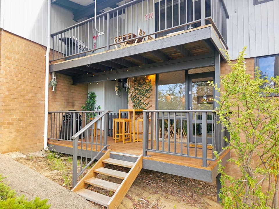 The Hideaway - Lake Views I Ski & Bike Storage I Central Jindabyne I Free WiFi I BBQ I Parking - By HappyHosts Apartment in East Jindabyne