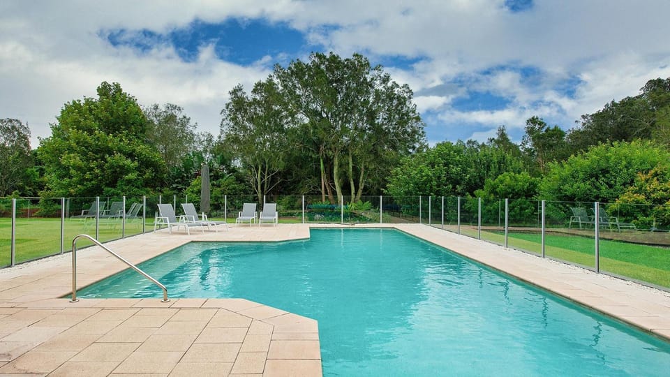 Coast and Country Estate - 15m Heated Pool and Minutes to Beach House in Boat Harbour