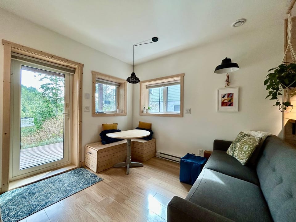Le Chalet Waterfront Studio Suite, View, Patio, Kitchen Apartment in Ucluelet