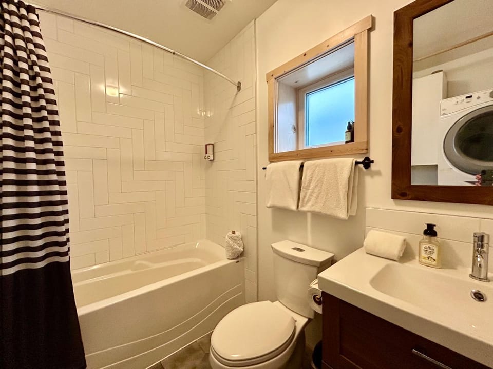 Le Chalet Waterfront Studio Suite, View, Patio, Kitchen Apartment in Ucluelet