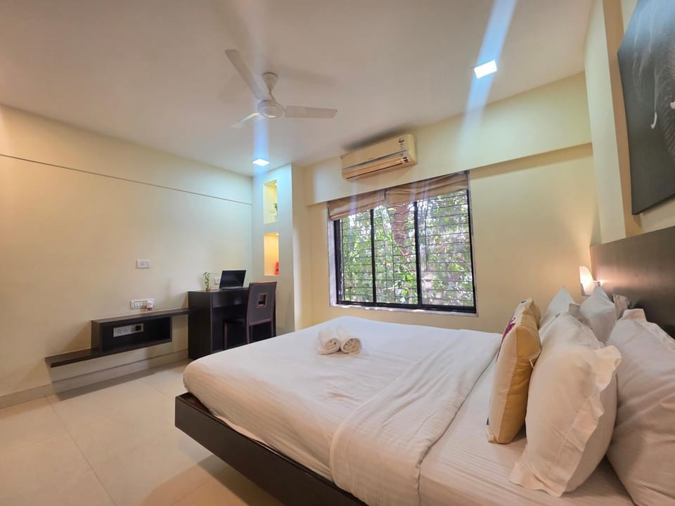 Photo of the whole room, Bedroom