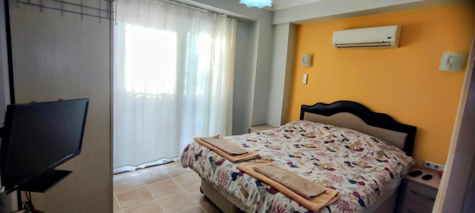 Bed, TV and multimedia, Photo of the whole room, Bedroom, air conditioner