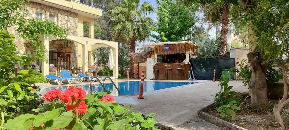 Property building, Day, BBQ facilities, Garden view, Swimming pool