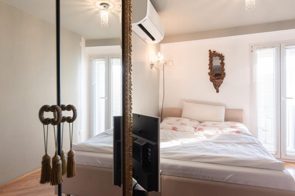 Bed, TV and multimedia, air conditioner