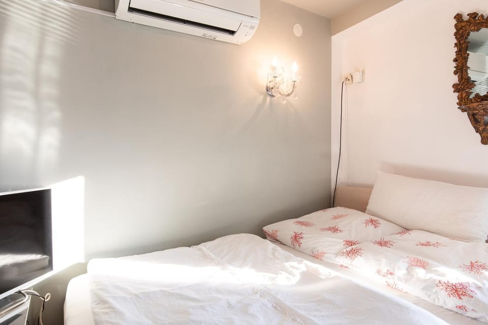 Bed, TV and multimedia, air conditioner
