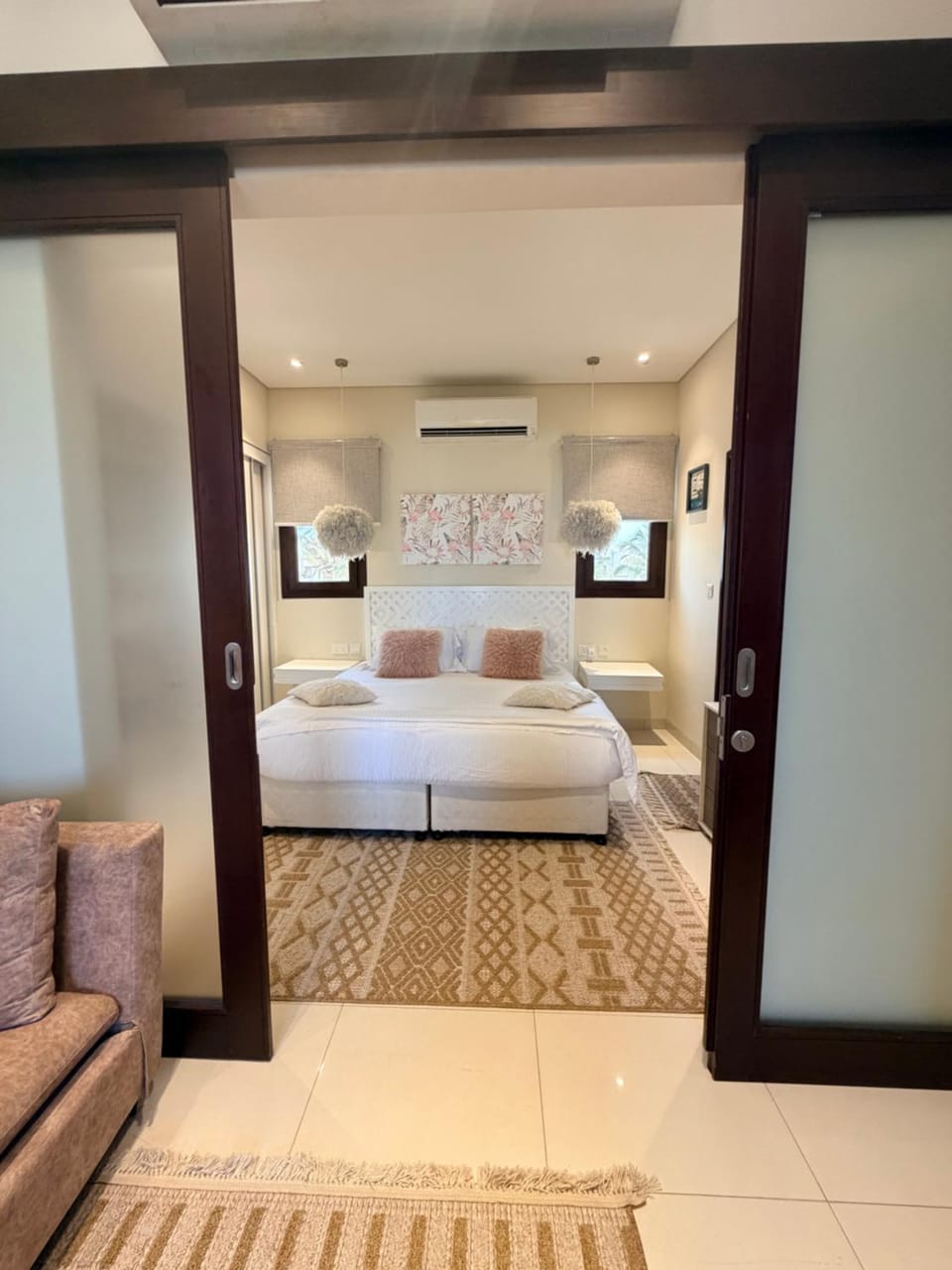 Bed, Living room, Photo of the whole room, Seating area, Bedroom
