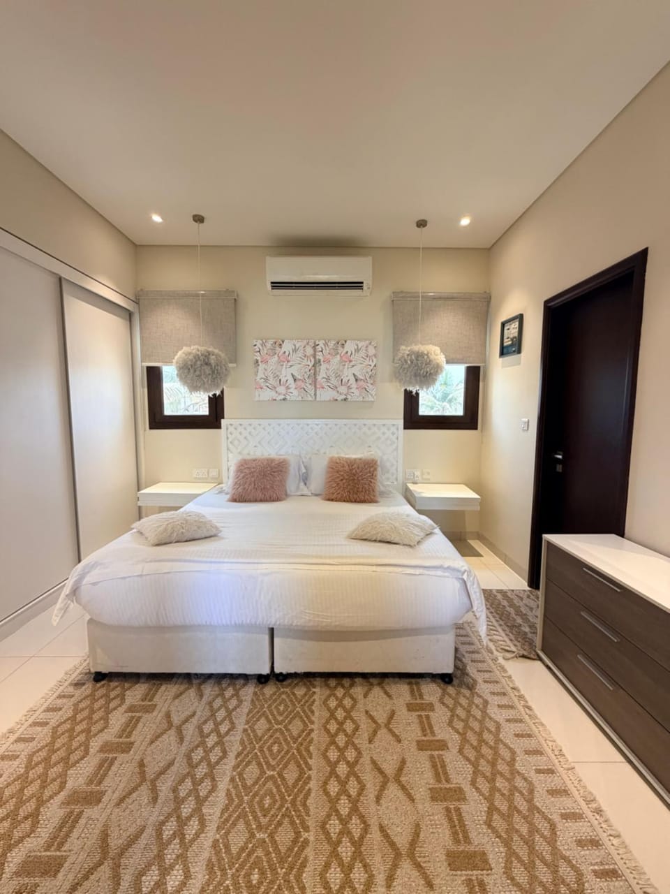 Bed, TV and multimedia, Living room, Photo of the whole room, Seating area, Bedroom