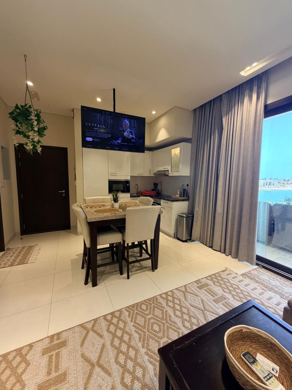 TV and multimedia, Kitchen or kitchenette, Living room, Seating area, Dining area