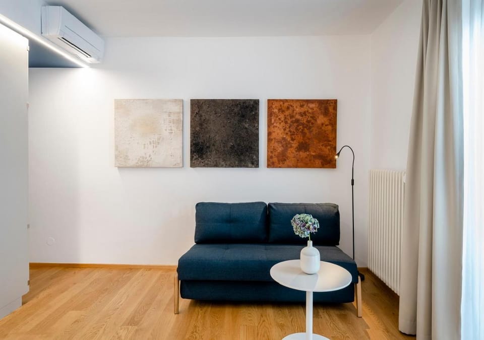 Photo of the whole room, Decorative detail, Seating area