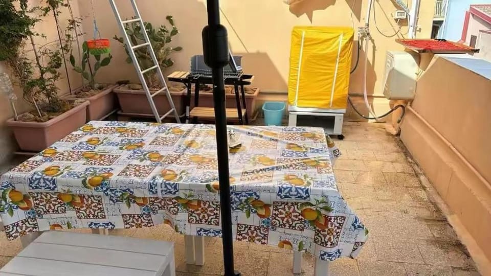 Modern Den Apartment in Noto
