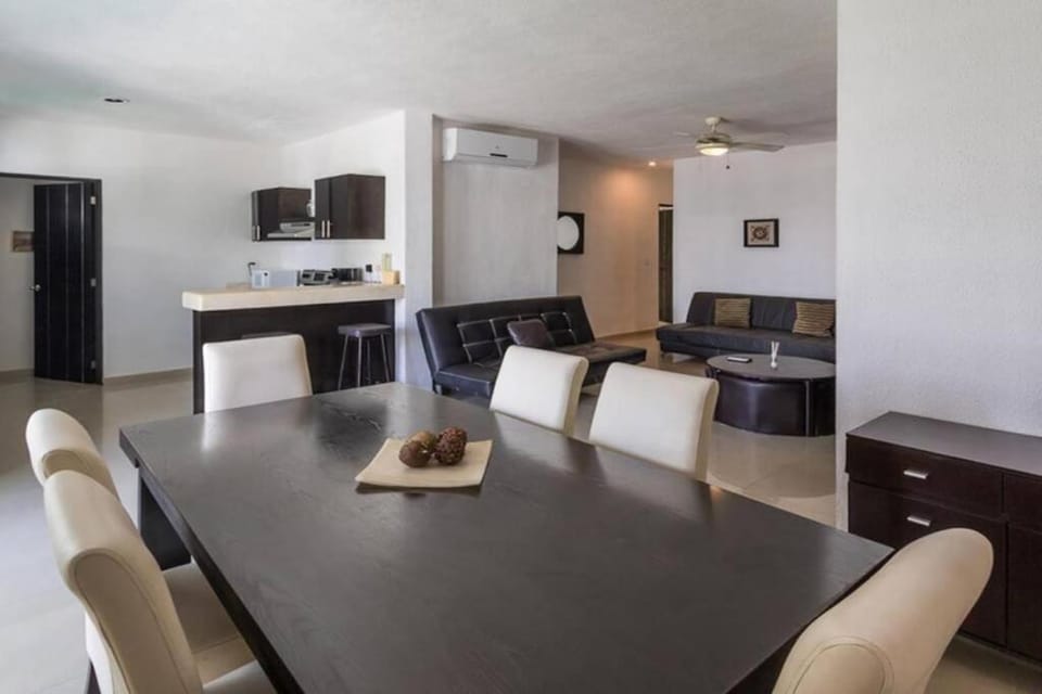 Playa del Carmen Tranquil Resort Pool Walk to 5th Ave and Beach Apartment in Playa del Carmen