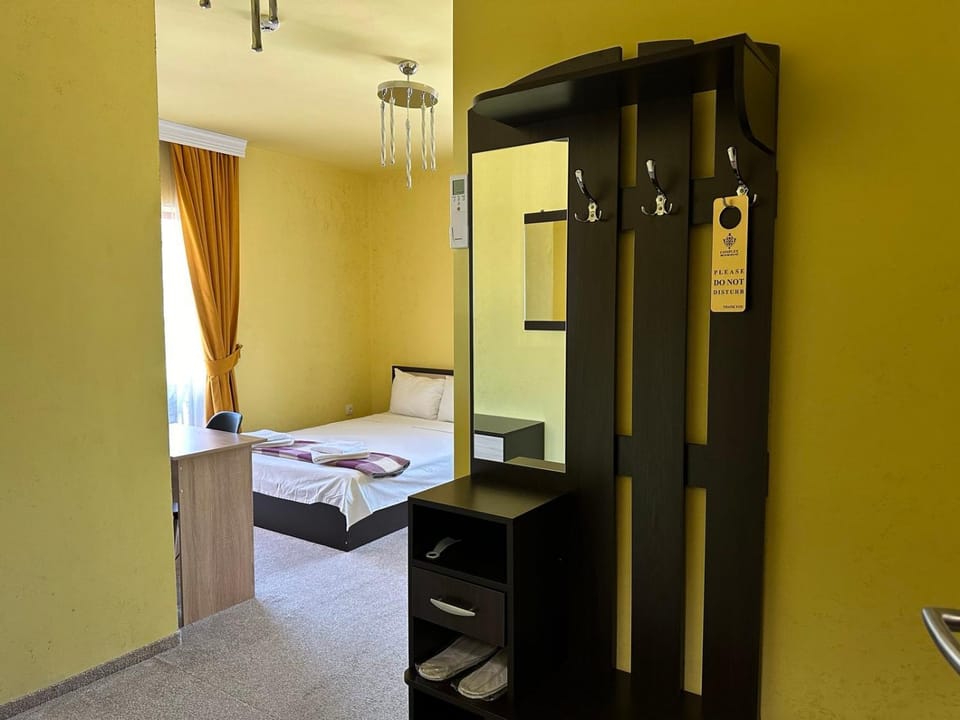 Photo of the whole room, Bedroom, wardrobe