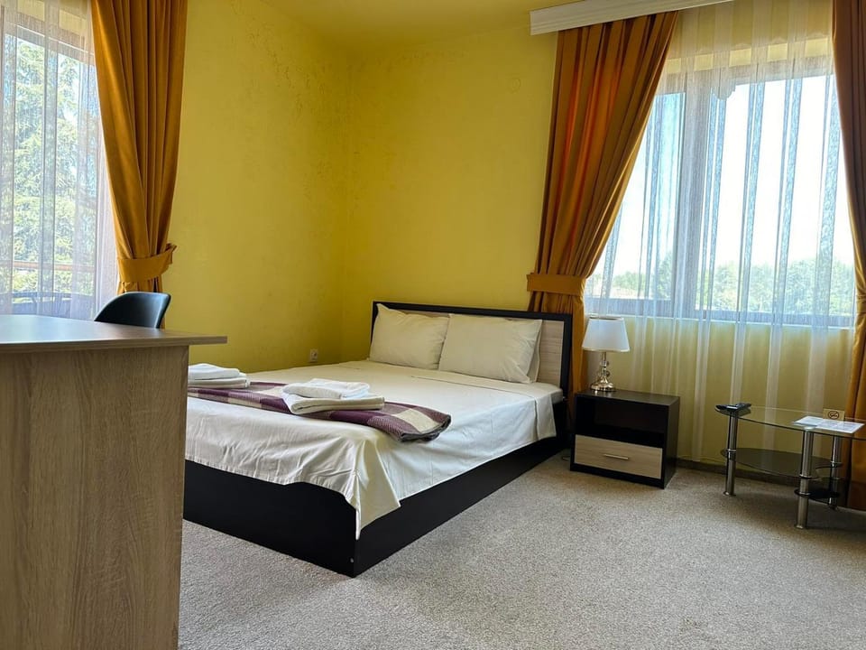 TV and multimedia, Photo of the whole room, Seating area, Bedroom