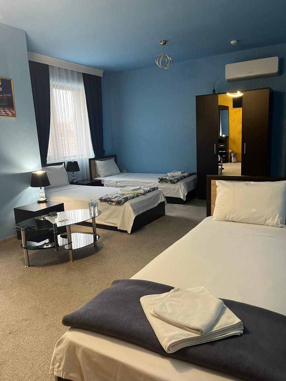 Bed, TV and multimedia, Photo of the whole room, Seating area, towels, air conditioner
