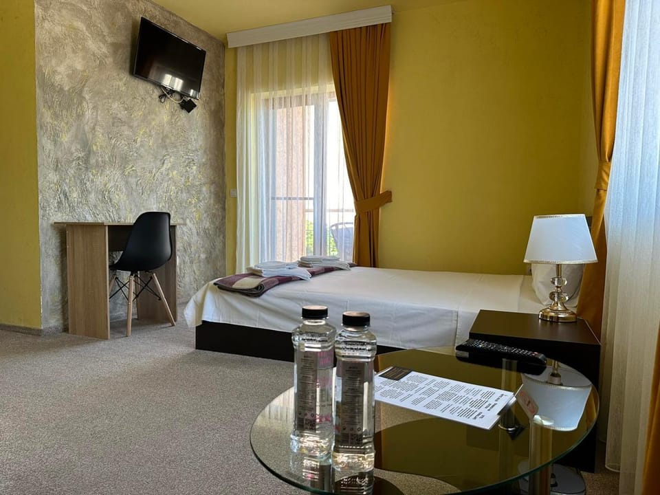 TV and multimedia, Photo of the whole room, Seating area, Bedroom