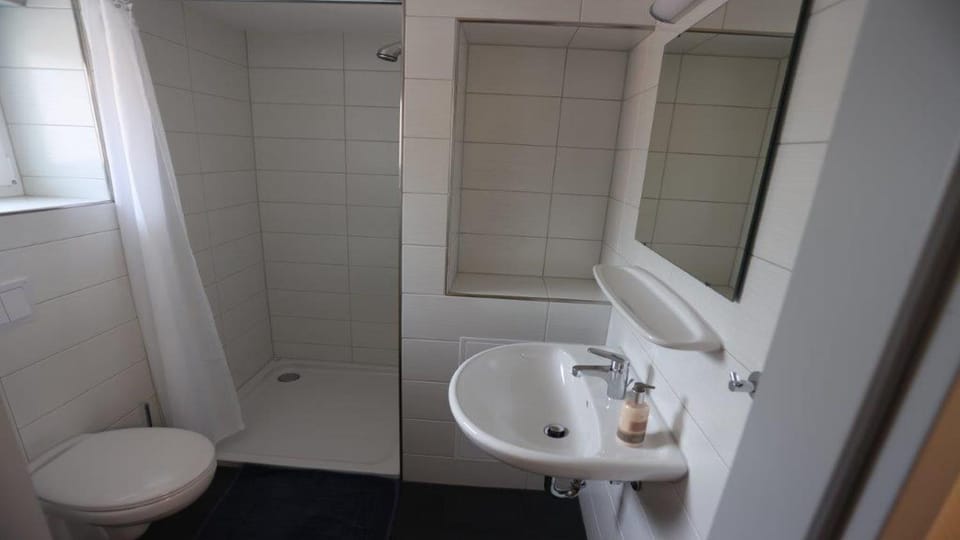Shower, Toilet