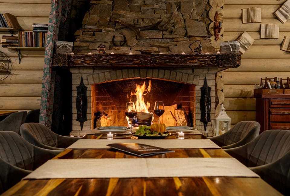 Restaurant/places to eat, Living room, Seating area, fireplace