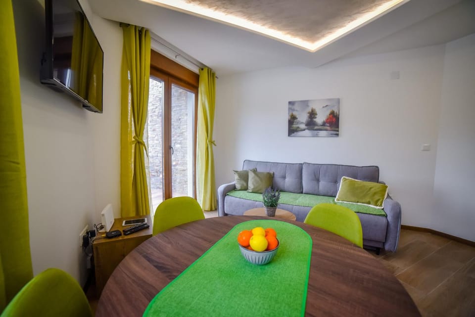 TV and multimedia, Living room, Dining area
