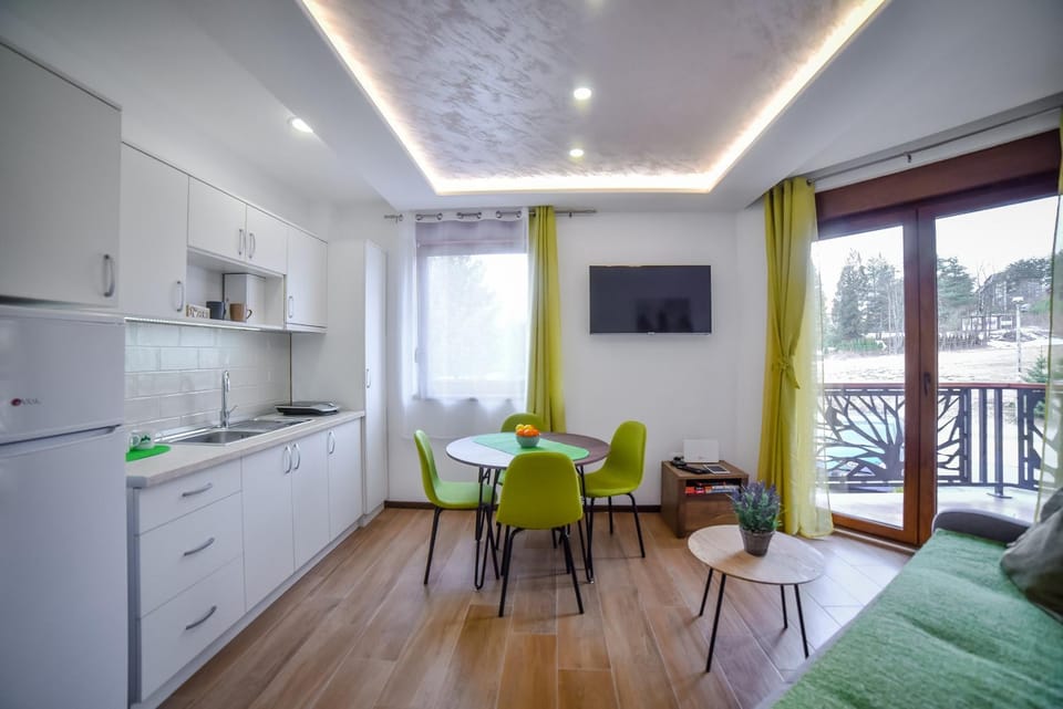 TV and multimedia, View (from property/room), Kitchen or kitchenette, Living room, Dining area, Landmark view, Mountain view