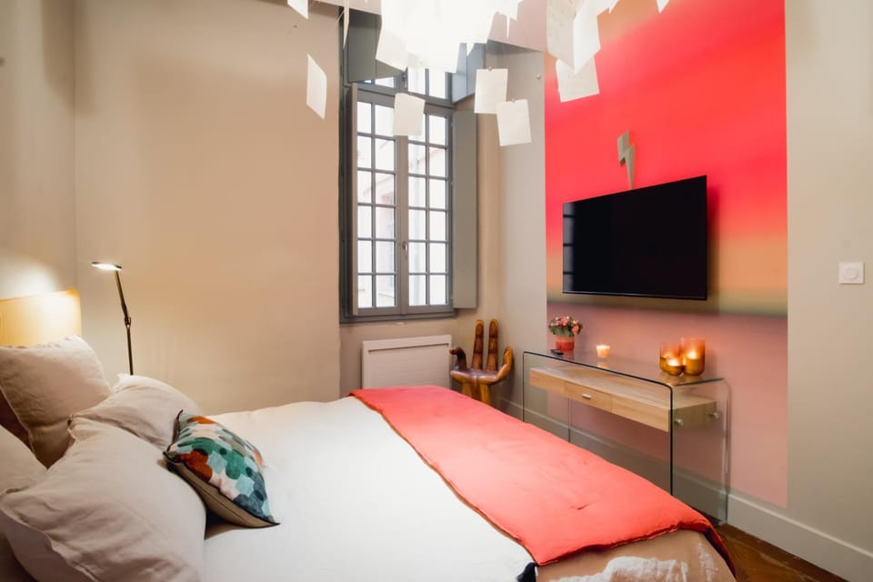 Bed, TV and multimedia, Photo of the whole room