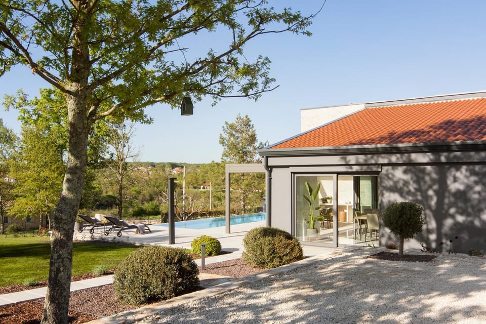 Property building, Balcony/Terrace, Swimming pool