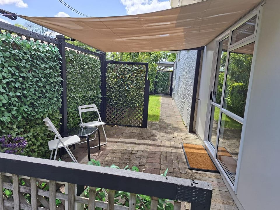 Patio, Pets, pet friendly