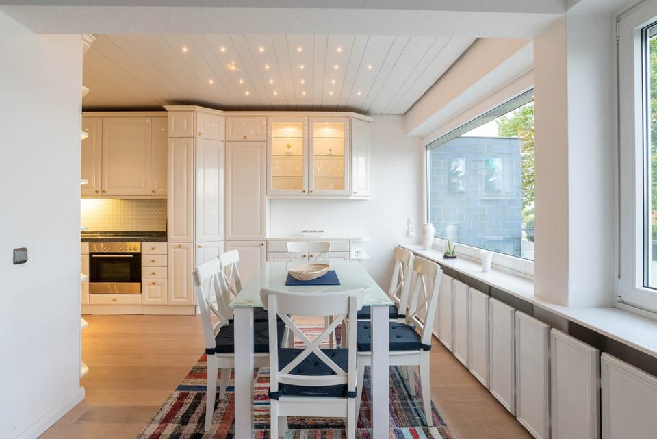 Kitchen or kitchenette, Seating area, Dining area