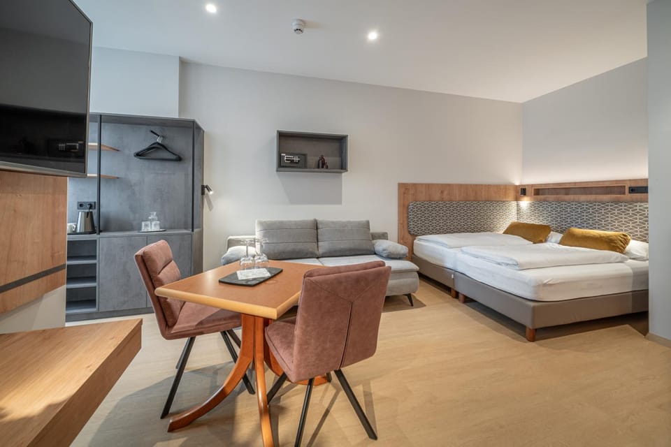 Bed, Photo of the whole room, Seating area, Dining area, Food