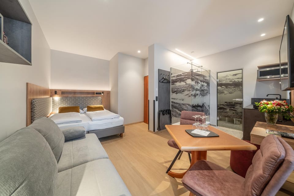 Bed, TV and multimedia, Kitchen or kitchenette, Living room, Photo of the whole room, Seating area, Bedroom