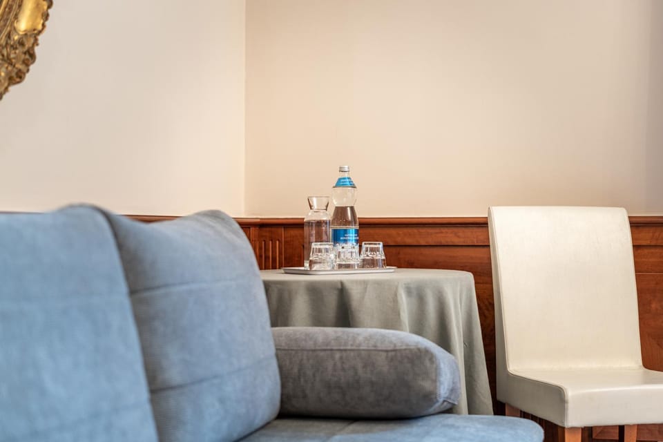 Seating area, Drinks, Drinks